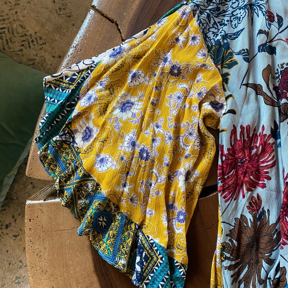 Umgee Blue and Red Flutter Sleeve Asymmetrical Blouse - Picture 2 of 7